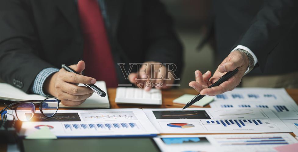 商务人士咨询会议工作和头脑风暴新的商业项目融资投资概念照片摄影